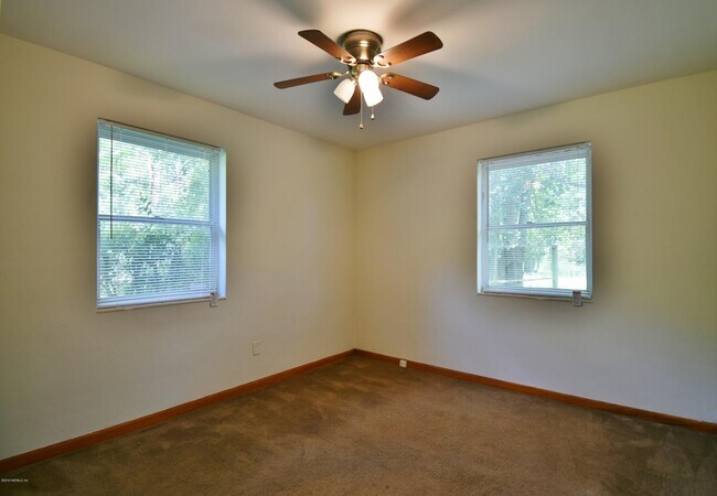 Building Photo - 2101 Maple Leaf Dr E