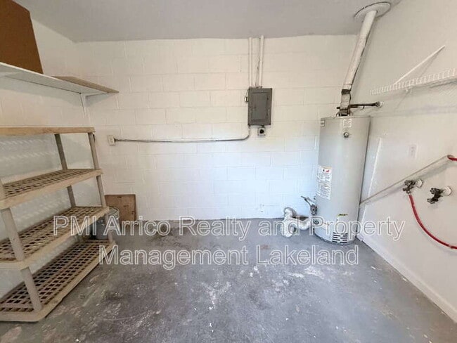 Building Photo - 1211 Robert King High Dr