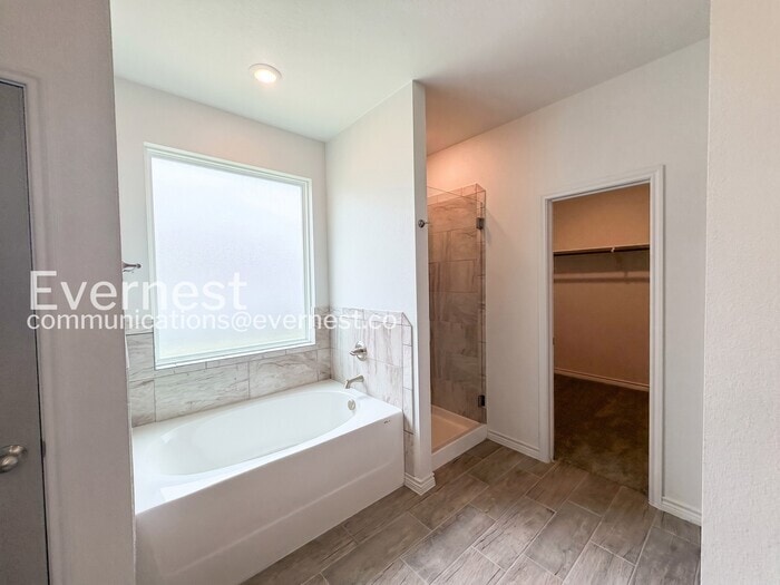 Building Photo - 8511 Glade Dr