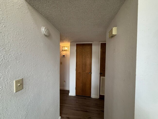 Building Photo - Executive 2-bedroom condo in gated community!