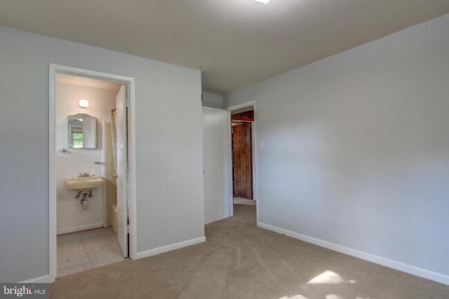 Building Photo - 8120 Drayton Ln