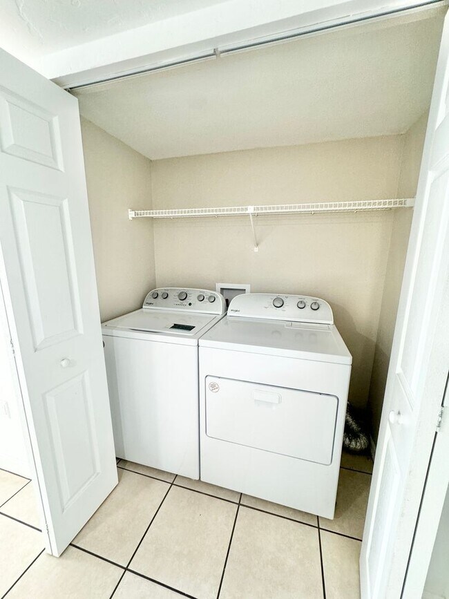 Building Photo - 1936 Sunshine Blvd