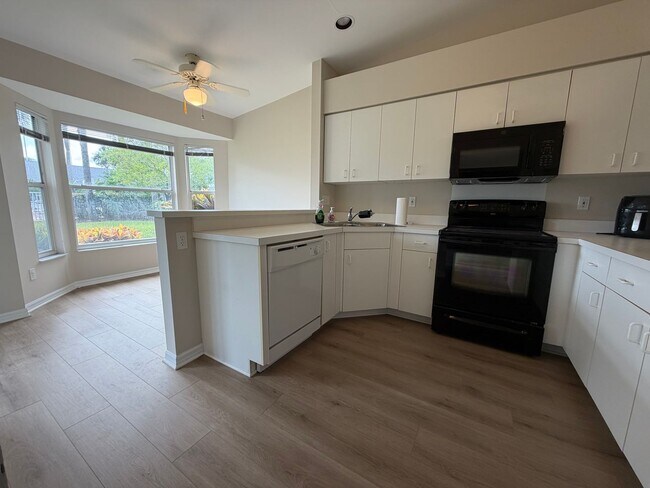 Building Photo - ANNUAL RENTAL - 2 BED / 2 BATH AT REGENT PARK