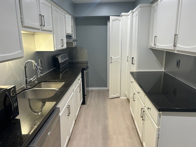 Building Photo - 359 N Post Oak Ln