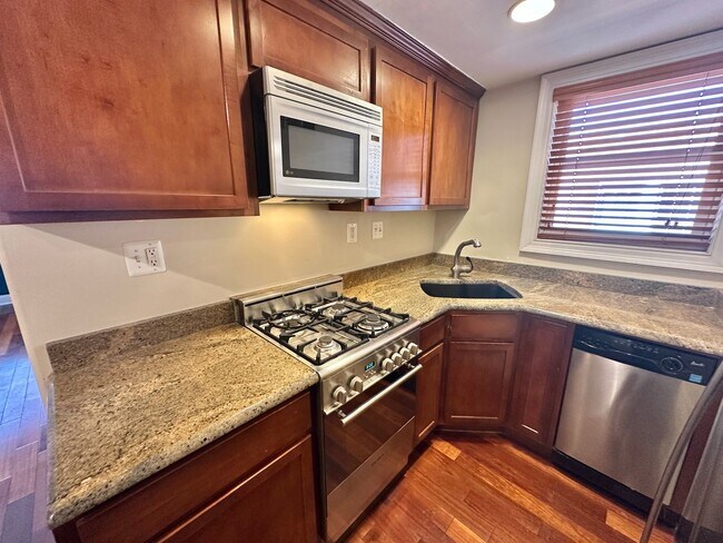 Building Photo - Enchanting Eckington 1 Bedroom Modern Condo w/Washer & Dryer