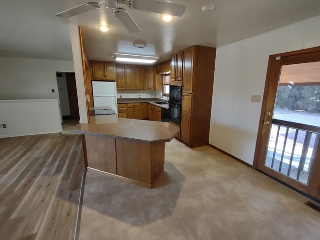Building Photo - ALL PROSPECTIVE TENANTS MUST SUBMIT A $58 ...