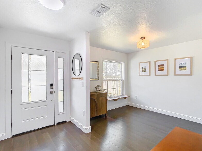 Dining/Entry - 1503 Wise Ave