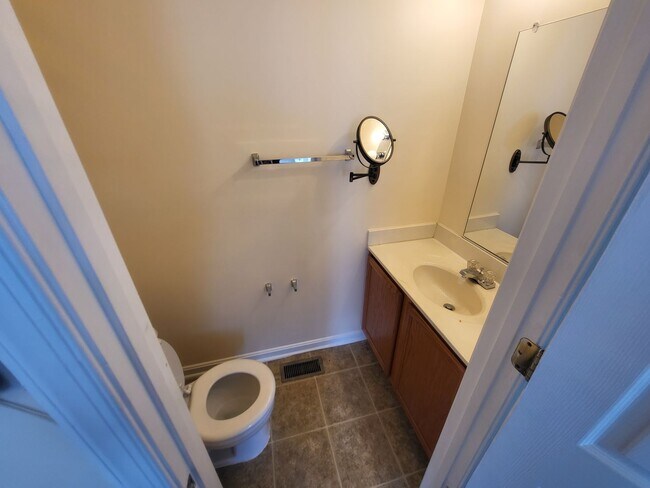 Building Photo - Beautiful modern 3bed/2.5ba townhouse!