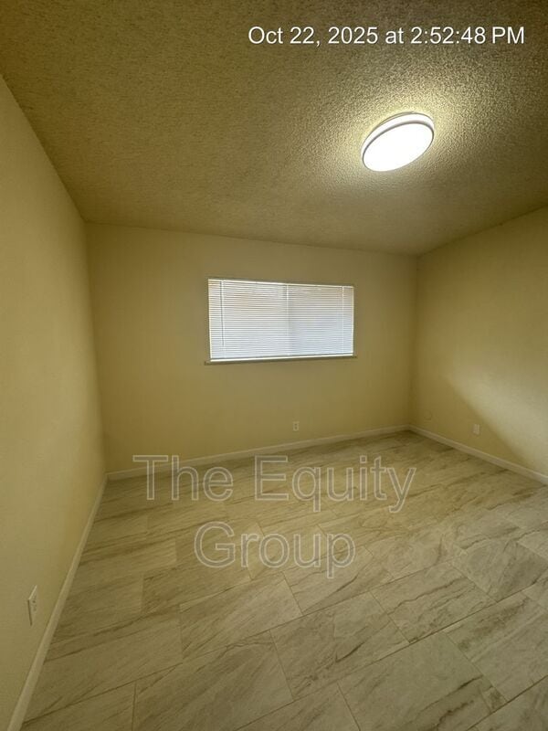 Building Photo - 1140 W Tulare Ave