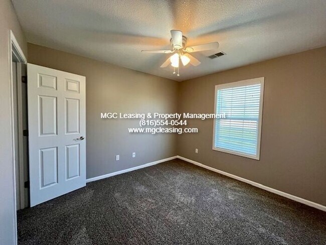 Building Photo - AFFORDABLE, SPACIOUS RANCH STYLE DUPLEX IN RAYMORE!