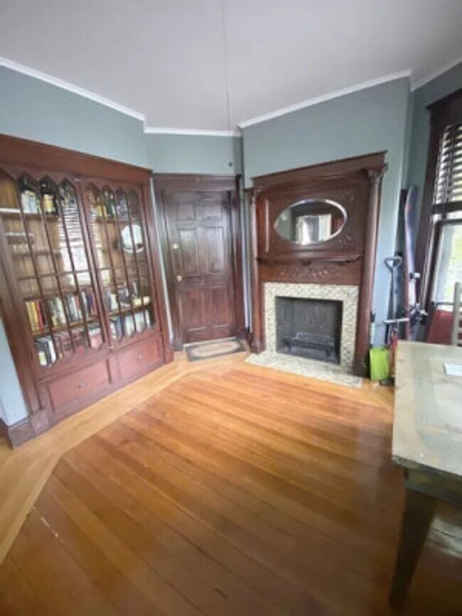 Building Photo - ALLSTON 3 BR Apartment - 9/1