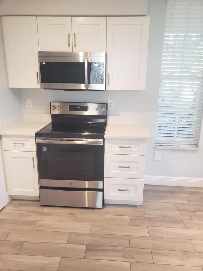 Building Photo - 909 Belmont Pl