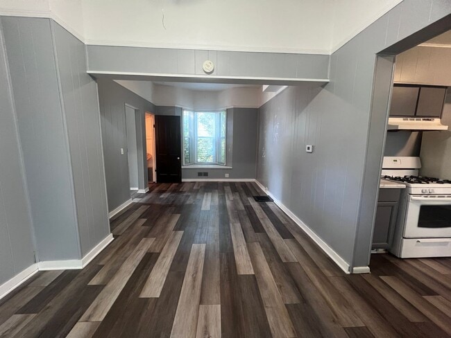 Building Photo - Three Bedroom Single Family Located Near D...