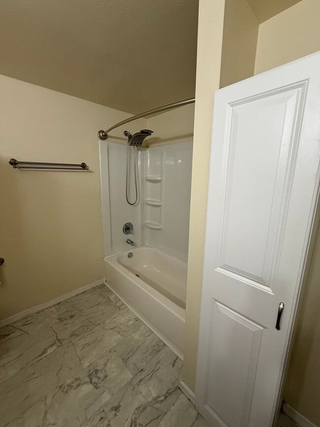 Building Photo - Cozy, 2 Bedroom Apartment for Rent in the Birchwood Neighborhood!