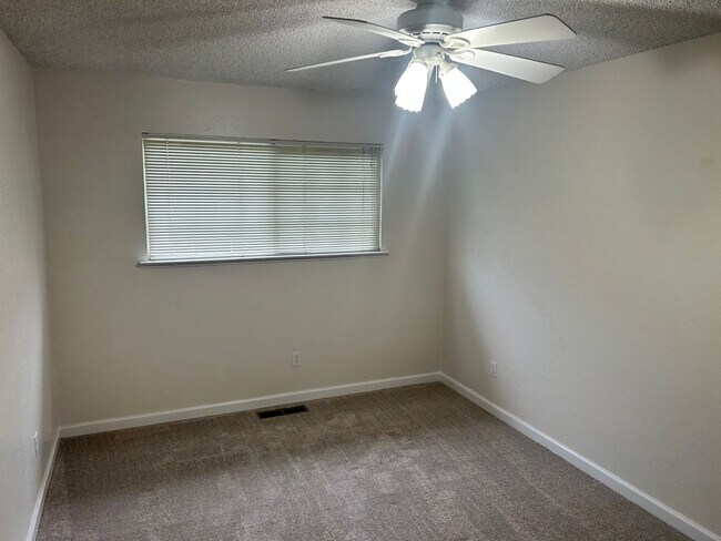 Building Photo - 4 Bedroom 2 bath in Oakdale Ca