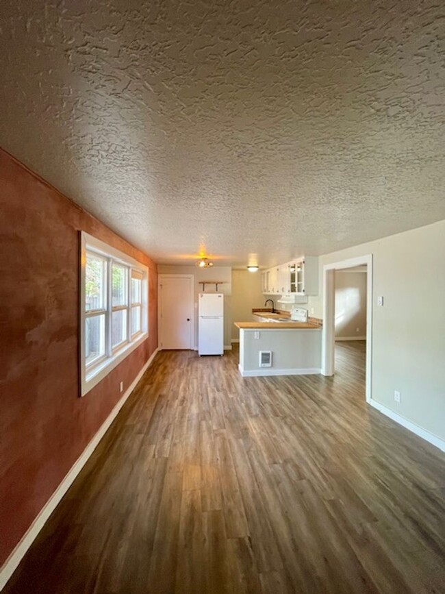 Building Photo - Renovated Adorable 2 bedroom duplex in gre...