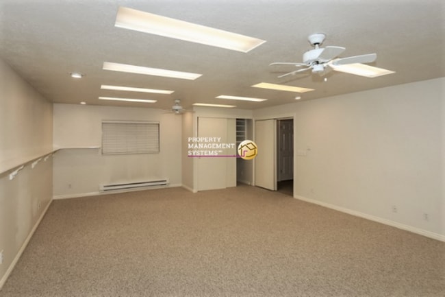 Building Photo - Spacious 4 Bedroom Murray Home