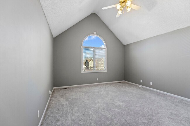 Building Photo - Four Bedroom Home Available in Overland Park