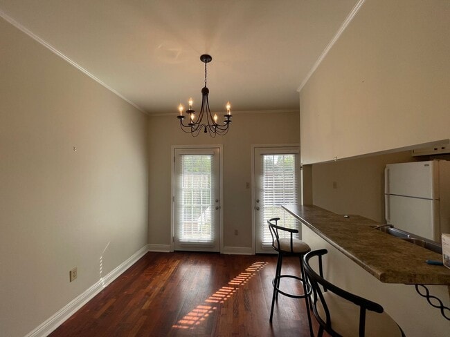 Building Photo - 2 Bedroom Townhouse Near Southdowns & the ...