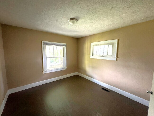 Building Photo - 1302 Lindley Ave