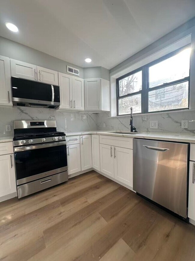 Building Photo - 3B1.5B House Available in South Philly