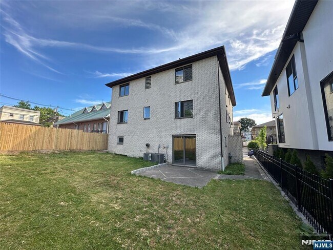 Building Photo - 407 Jane St