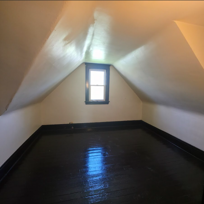 Building Photo - Single Family Home 2 beds 1 bath Available...