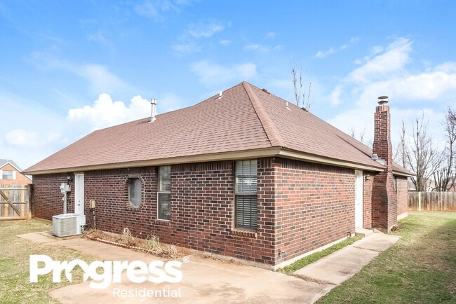 Building Photo - 1104 NE 10th Ct