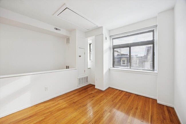 Building Photo - 319 S 10th St