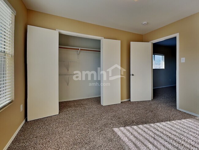 Building Photo - 937 Iona Dr