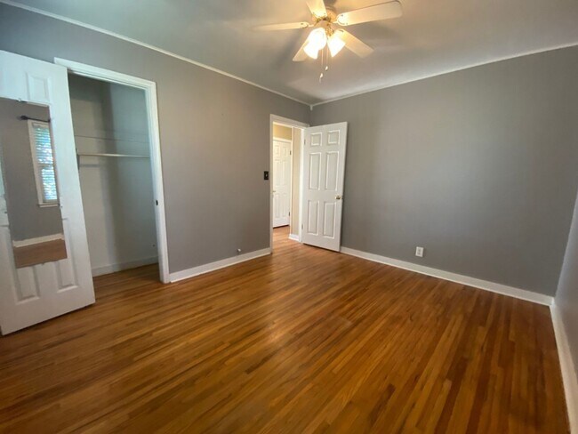 Building Photo - Close to Brookside & Riverparks!!