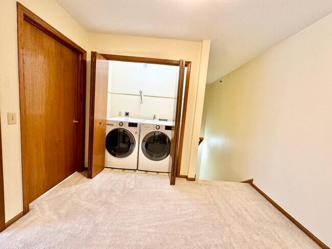 Building Photo - 367 Kristin Ct E