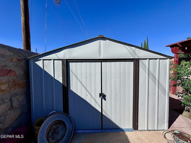 Building Photo - 10517 Tareyton St