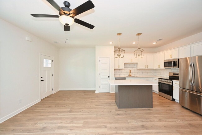 Building Photo - Like-New Modern Townhome Near Dining, Shopping, Trails & Old Hickory Lake