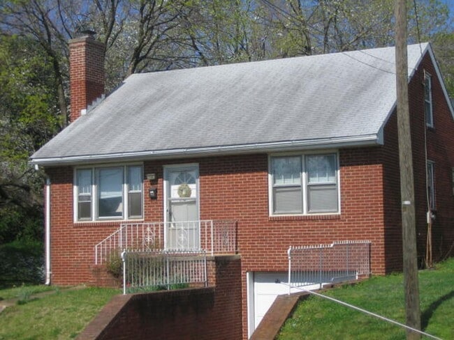 Building Photo - Charming 2 Bedroom House Downtown