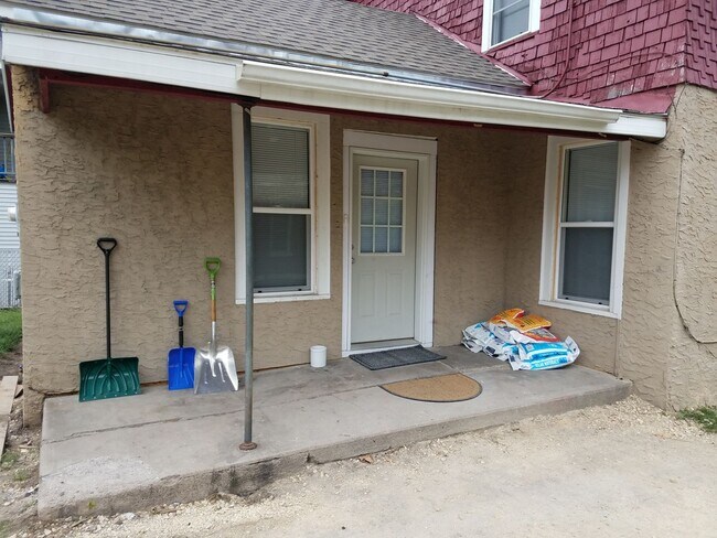 Building Photo - South Side 3 Bedroom House