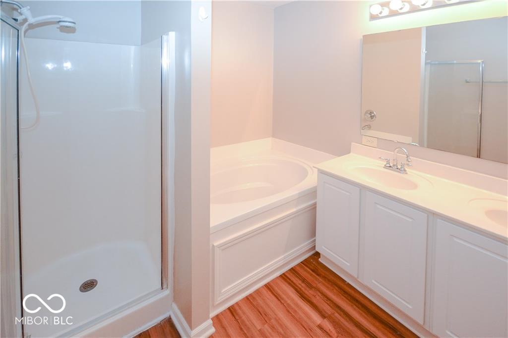master bath with double vanity - 4327 Mahogany Dr