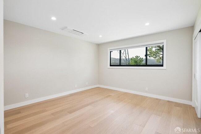 Building Photo - 1435 Lakeview Dr