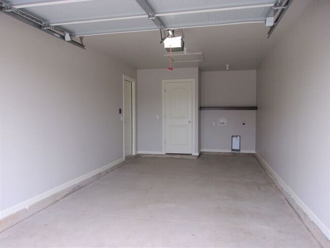 Building Photo - 2 bed 1 Bath 1 Car Garage Townhome in Del City