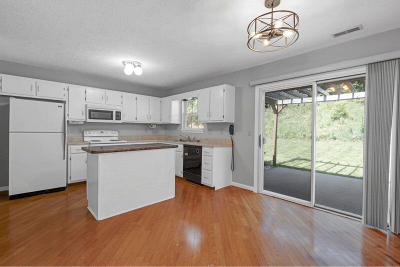 Building Photo - 4211 Medina Way