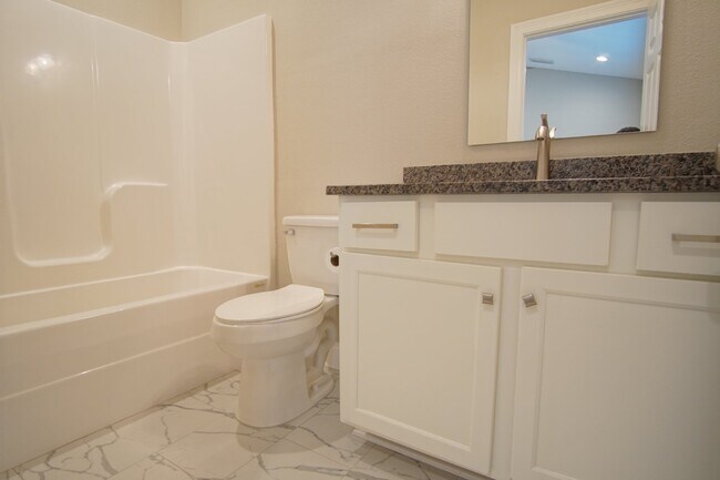 Building Photo - Gulf Breeze 3BR/2BA Townhome – Vaulted Cei...