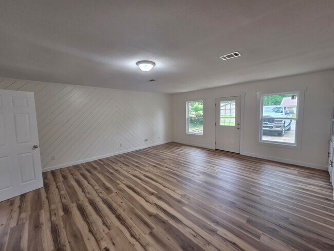 Building Photo - 237 Saratoga Dr