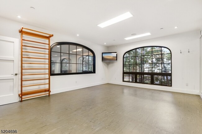 Building Photo - 60 Fernwood Rd