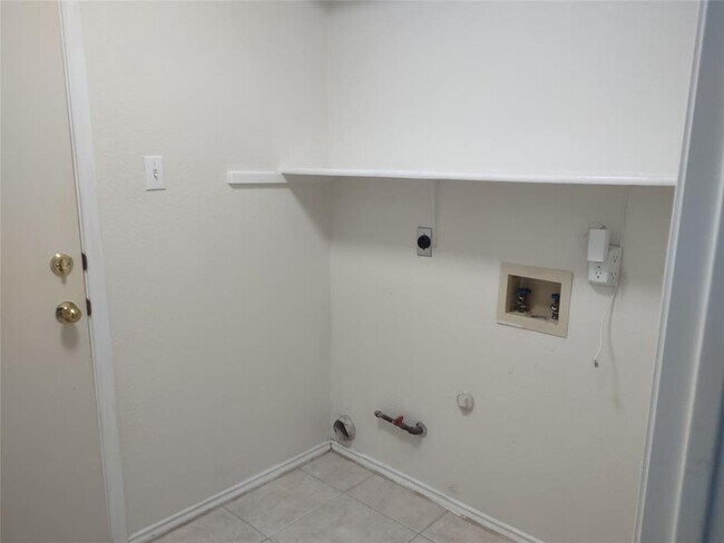 Building Photo - 8608 Devine Ln
