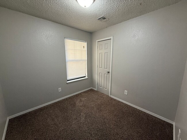 Building Photo - 5728 S Vancouver Ave