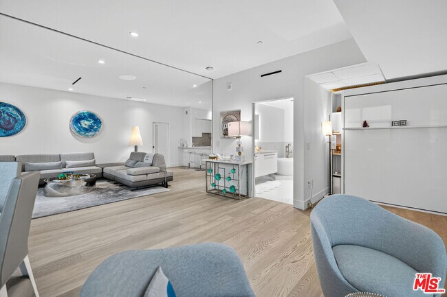 Building Photo - 13700 Marina Pointe Dr