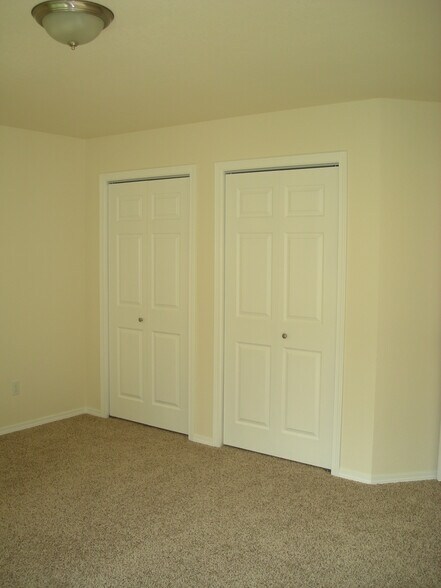 Building Photo - 712 W 47th Ave