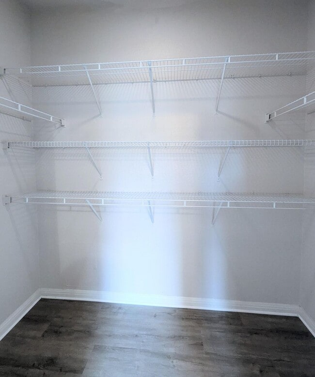 Building Photo - Spacious Updated 1x1  806 square feet! Top...