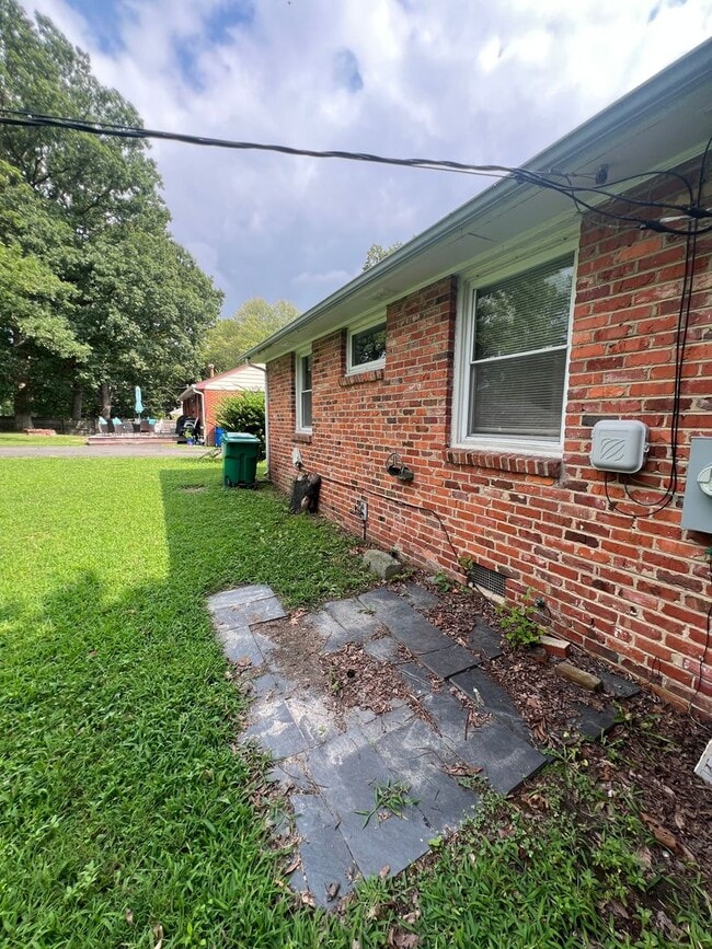 Building Photo - Very Spacious 3 bdrm/1 bth House Located in Henrico's West End!!