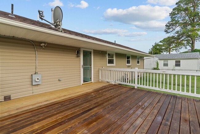 Building Photo - Now Available for Rent in Hampton!